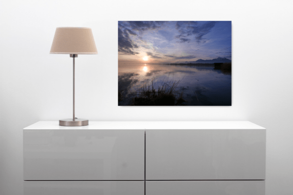 - LICHTSCHEUNE. - Sonnenaufgang am Chiemsee - aus den 'Chiemsee Series' von Sabine Hauswirth <h1 class="AssetCard-module__title___MNLOe" data-testid="title">"Scenic View Of Lake Against Sky At Sunset" - Getty Images Lizenz</h1>